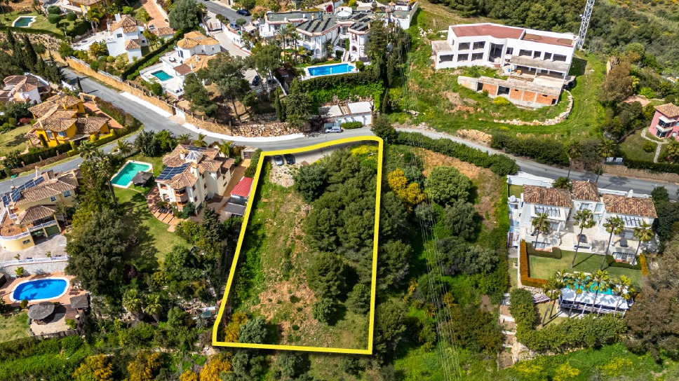The Plot - 1,925 m² Delimited